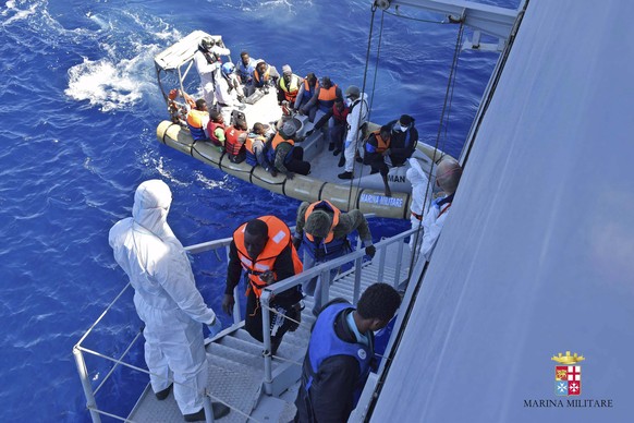 Im April sind über 9000 Menschen in Italien übers Mittelmeer angekommen – zweieinhalb mal so viel wie in Griechenland. (Aufnahme italienischen Marine)&nbsp;