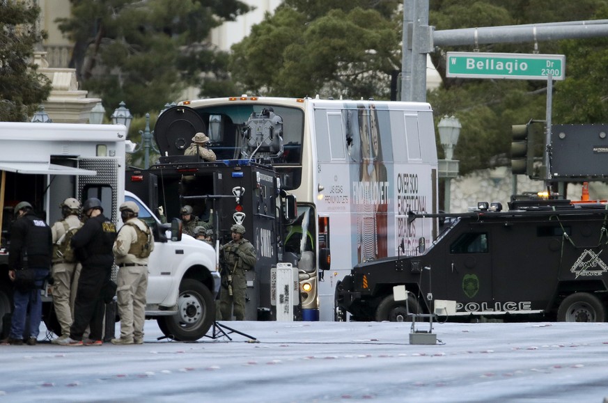 Las Vegas SWAT officers surround a bus along Las Vegas Boulevard, Saturday, March 25, 2017, in Las Vegas. Las Vegas police said the gunman in a fatal shooting on the Strip who barricaded himself insid ...