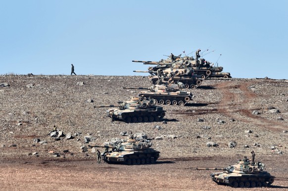 Panzer der türkischen Armee in&nbsp;Mursitpinar, nahe Kobane: die Türkei hält sich noch immer zurück, trotz eines Mandats zum militärischen Eingreifen.