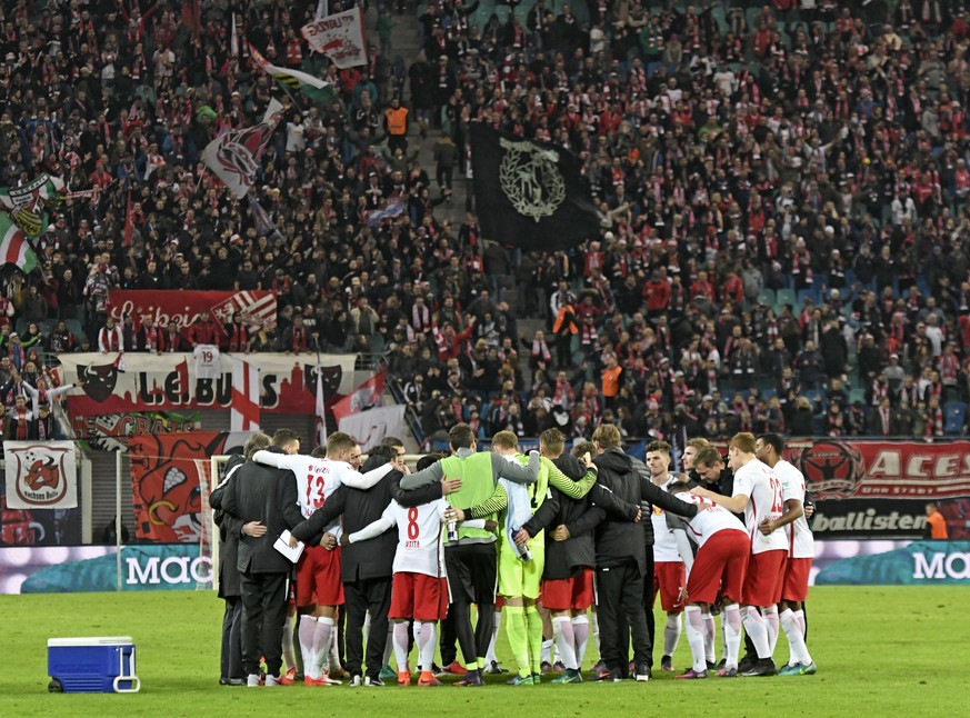 Leipzig&#039;s team celebrate after the German first division Bundesliga soccer match between RB Leipzig and 1. FSV Mainz 05 in Leipzig, Germany, Sunday, Nov. 6, 2016. Leipzig won by 3-1. (AP Photo/Je ...