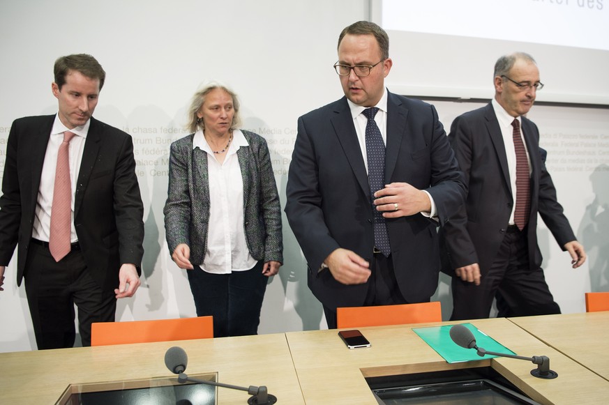 Das Dreierticket der SVP: Thomas Aeschi, Norman Gobbi und Guy Parmelin (v. l.), dazwischen Generalsekretärin Silvia Bär.&nbsp;