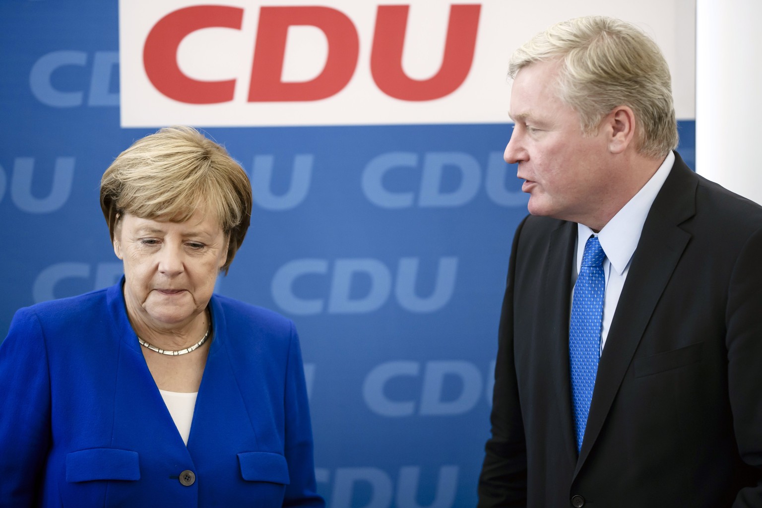 epa06268886 German Chancellor Angela Merkel (L) of the Christian Democratic Union (CDU) stands next to Bernd Althusmann (R), leader of the Christian Democratic Union (CDU) in Lower Saxony and top cand ...