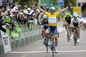 Zieleinfahrt der dritten Etappe: Albasini in Siegerpose.