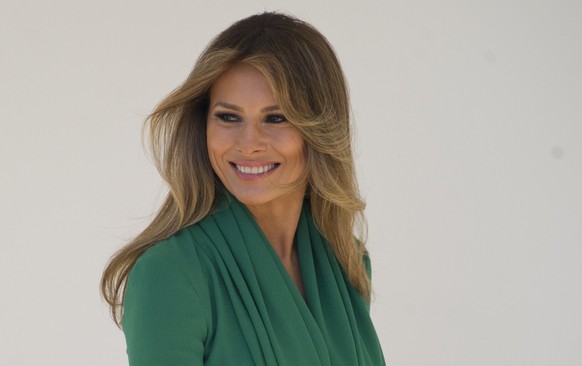 epa05890545 Queen Rania of Jordan, left, and first lady Melania Trump, right, walk along the Colonnade of the White House in Washington, DC, USA, on 05 April 2017. President Trump and King Abdullah II ...