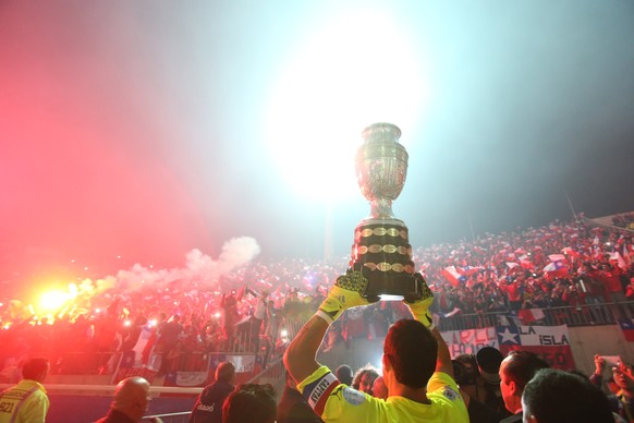 Barcelona-Keeper Claudio Bravo: Nach dem Triple mit Barcelona jetzt noch die Copa America. #läuftbeidir