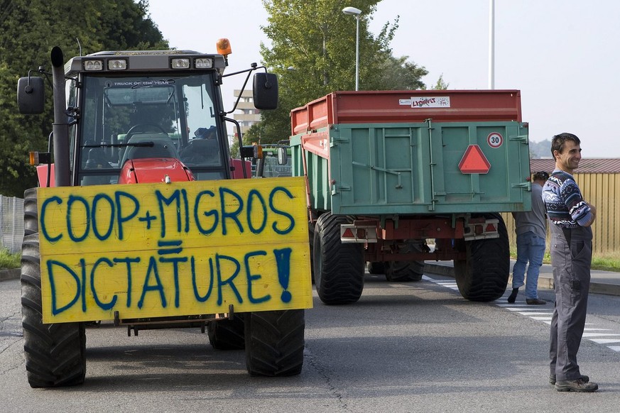 Pres d&#039;une centaine agriculteurs au volant de leurs tracteurs ont manifeste en bloquant les entrees de l&#039;entreprise ELSA, ce lundi 21septembre 2009 a Estavayer le Lac (Fribourg). Une centain ...