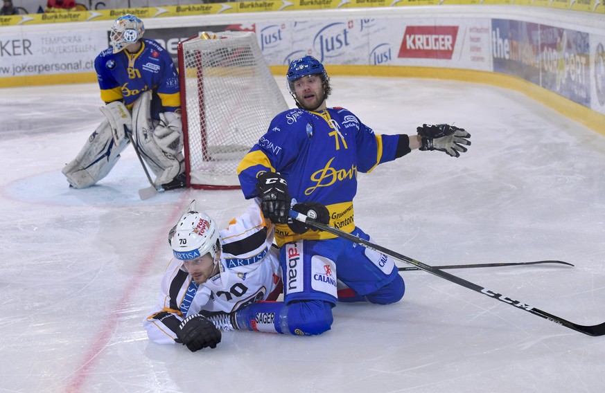 Gebannte Blicke von Luganos Matteo Romanenghi und Davos Claude-Curdin Paschoud, im Hintergrund Davos Torhueter Gilles Senn, beim Eishockey Meisterschaftsspiel der National League A zwischen dem HC Dav ...