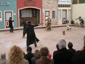 Eine nachgestellte Schiesserei in Tombstone unter Beteiligung der Earp-Brüder im Jahre 2011.