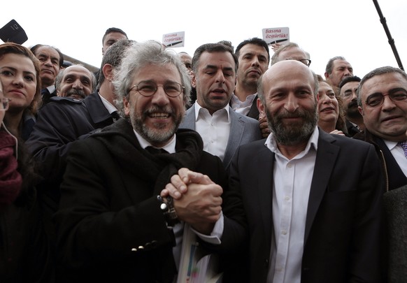 Die beiden angeklagten Journalisten Can Dündar (l) und Erdem Gül (r).