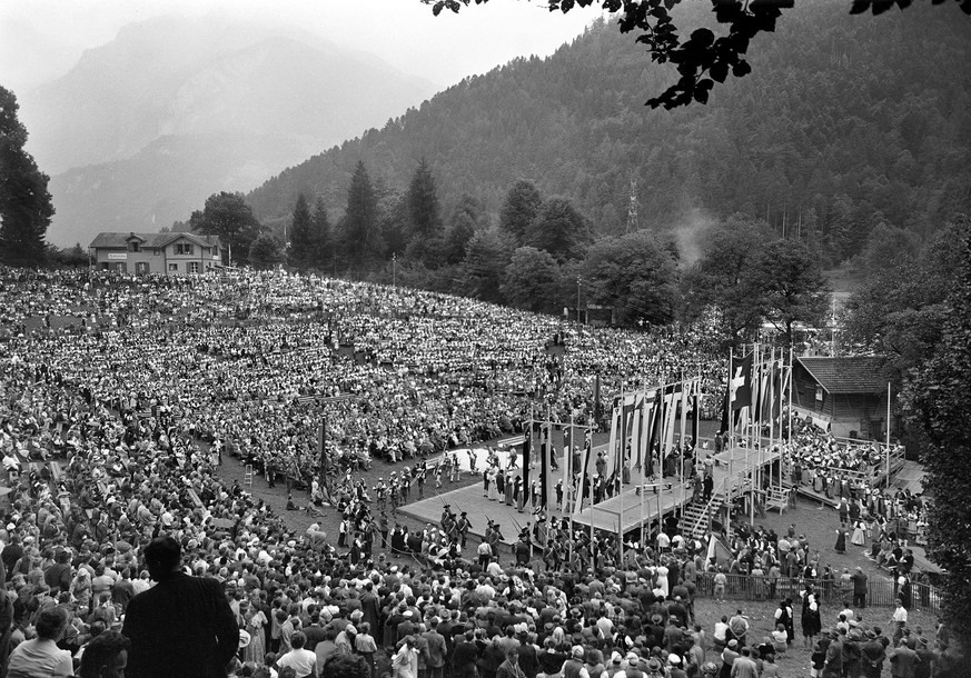 ZUM UNSPUNNEN FEST 2017 VOM 26. AUGUST BIS ZUM 3. SEPTEMBER STELLEN WIR IHNEN FOLGENDES BILDMATERIAL ZUR VERFUEGUNG - Blick auf die Zuschauer und die Buehne des Schweizerischen Trachten- und Alphirten ...