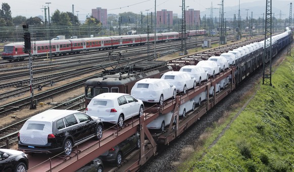 Der Export brummt: ein Güterzug voller VWs.