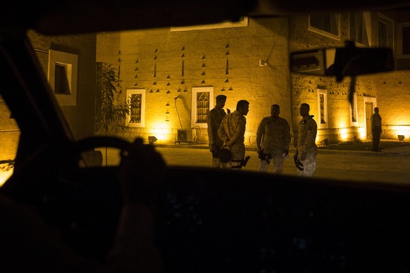 Wachen vor dem Haus in Riad, in dem Kerry und Salman sich treffen.