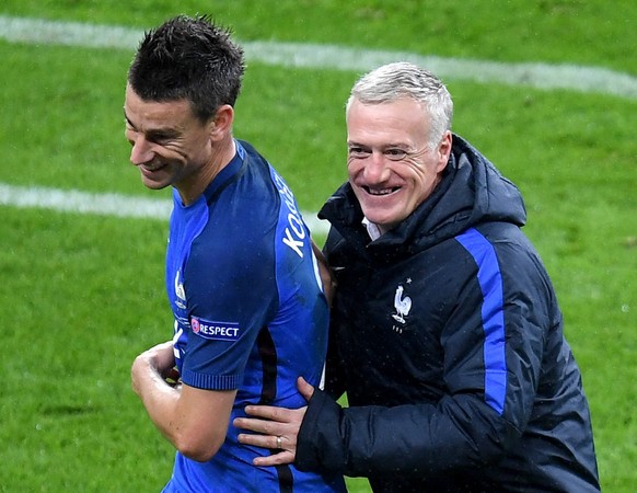 Laurent Koscielny und Didier Deschamps haben nach dem Sieg gegen Island gut lachen.