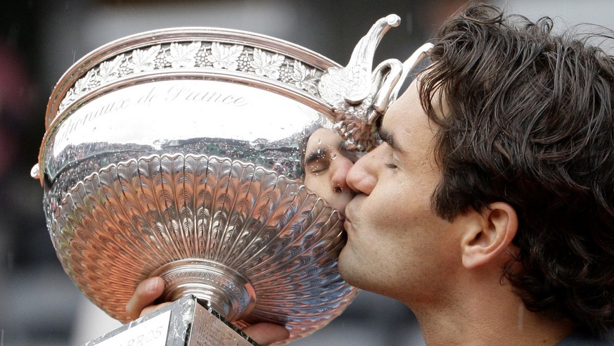 Federer komplettiert 2009 seinen Karriere-Grand-Slam: Ein Kuss für die French-Open-Trophäe.
