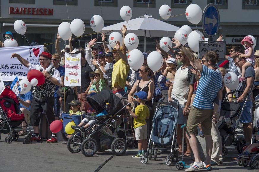 Mit dem Slogan &quot;I Love Papi-Zeit&quot; werben Vaeter und Muetter mit ihren Kindern im Namen verschiedener Organisationen fuer einen Ausbau des Vaterschaftsurlaubs am Sonntag, 30. August 2015 auf  ...