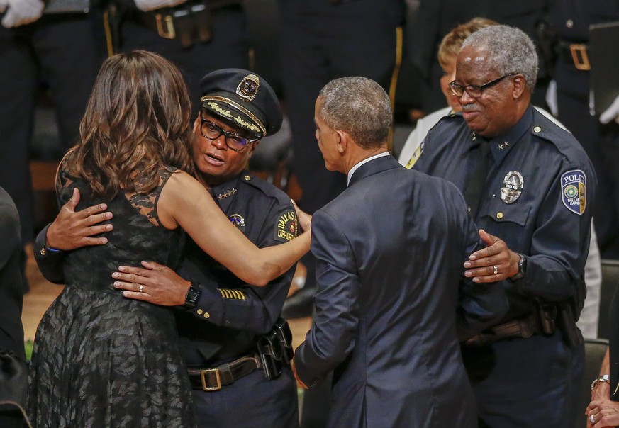 Der Polizeichef von Dallas, David Brown, mit Michelle Obama.