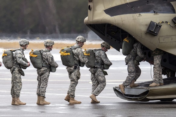 US-Soldaten besteigen ein Flugzeug: Mehrere hundert Soldaten befinden sich bereits im Irak.
