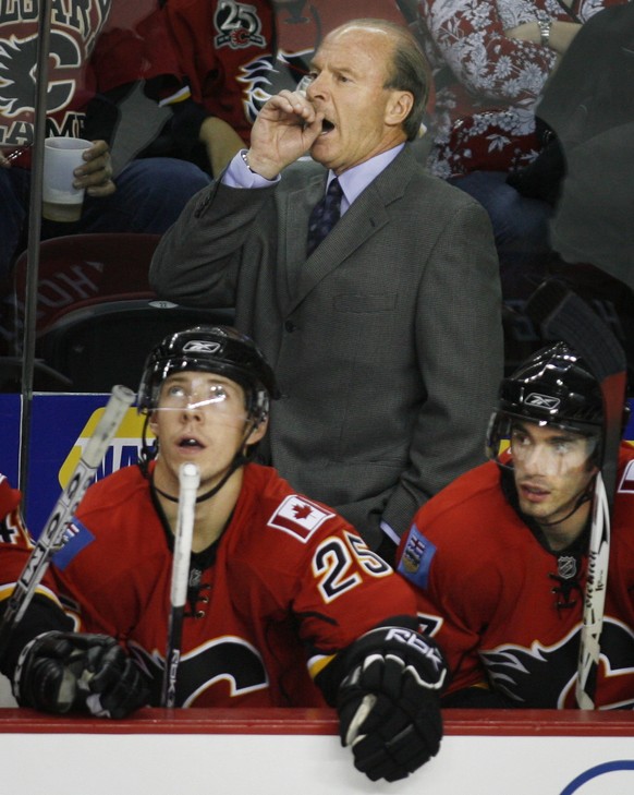 Ramholt (rechts) reichte es bei den Calgary Flames unter Headcoach Mike Keenan nur zu einem einzigen Einsatz in der NHL.
