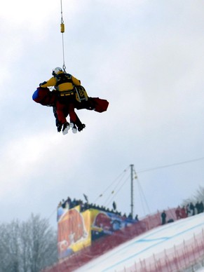 epa01609242 Daniel Albrecht of Switzerland is been brought to hospital after he crashed during the third practice downhill session at the &#039;Streif&#039; in Kitzbuehel, Austria, 22 January 2009. EP ...