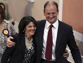 Carswell feiert mit seiner Frau.