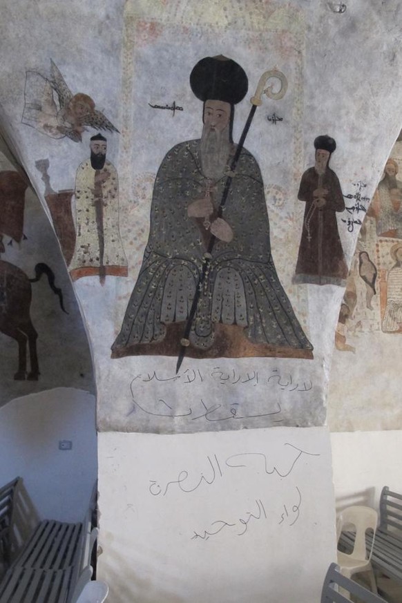 Schmierereien an den berühmten Fresken der Märtyrer-Sarkis-Kirche in Sadad: «Kein Banner ausser dem Banner des Islams. Nieder mit Baschar. Jabhat al-Nusra, Liwa al-Tawhid.» (2013)