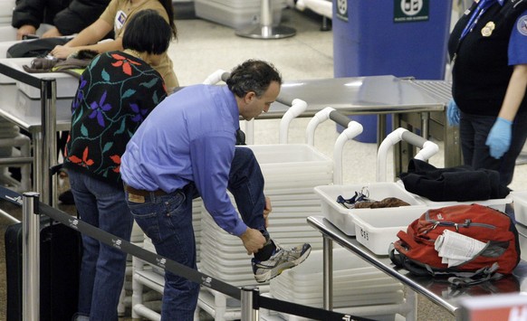Schon jetzt müssen die Passagiere auf einigen Flughäfen bei der Sicherheitskontrolle die Schuhe ausziehen. Wie dieser Fluggast in Seattle.