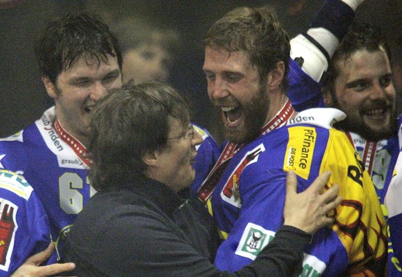 Gemeinsamer Jubel nach dem Titel 2005: Arno Del Curto und «Big Joe» Thornton.