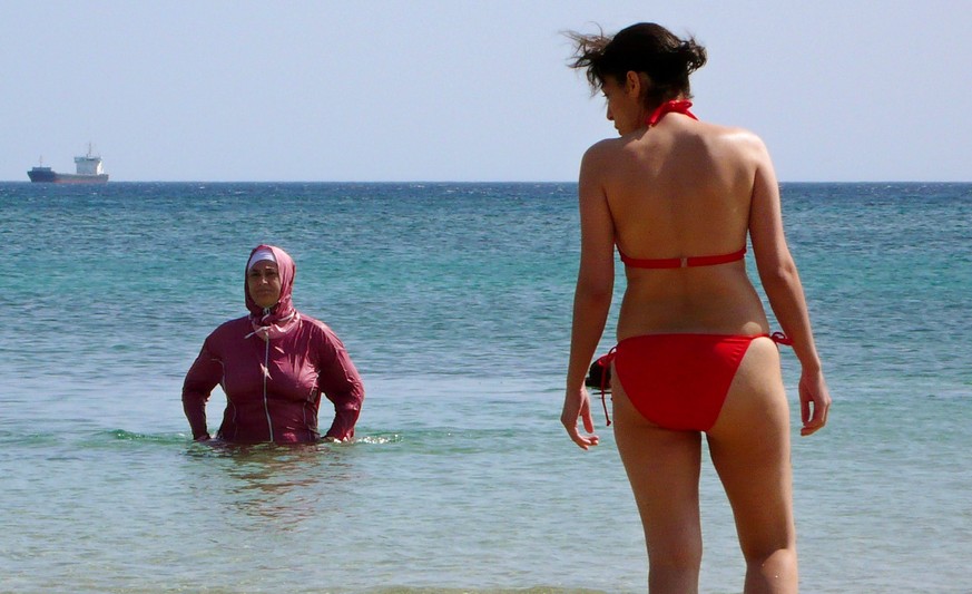 ZUM 70. JAHRESTAG DER ERSTEN PRAESENTATION DES BIKINIS AM FREITAG, 5. JULI 2016, STELLEN WIR IHNEN FOLGENDES BILDMATERIAL ZUR VERFUEGUNG - epa01765439 A Turkish pro Islamist woman wearing an ultra con ...