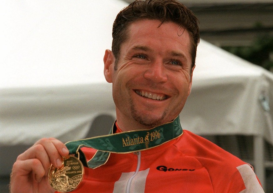 Switzerland&#039;s Pascal Richard poses with the gold medal he won in the men&#039;s Olympic cycling road race at the Centennial Summer Games in Atlanta on Wednesday, July 31, 1996. (KEYSTONE/AP Photo ...