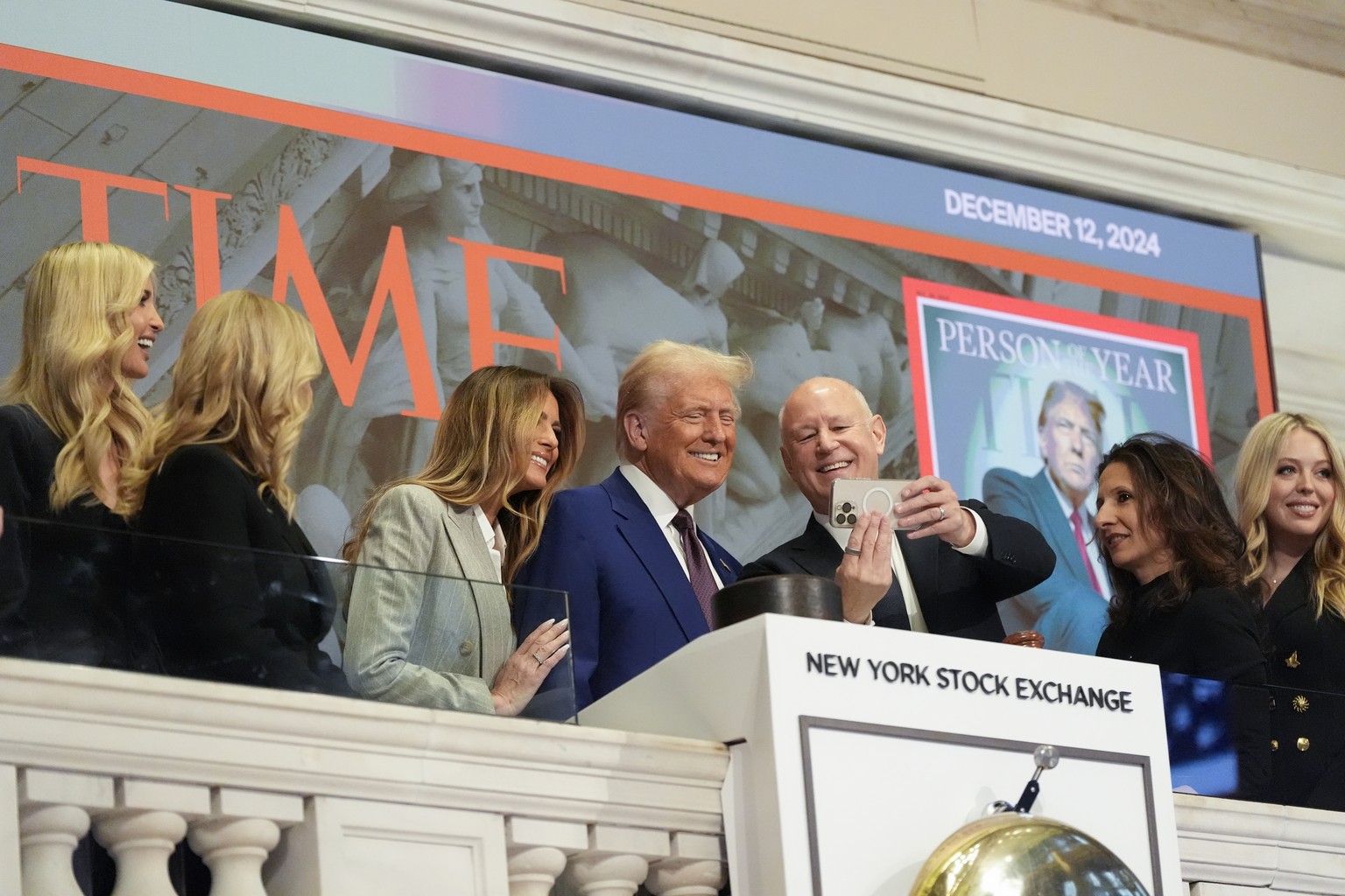 Nachrichten Linkding ADDS ID JEFFREY SPRECHER President-elect Donald Trump stands for a selfie with Chairman and CEO of Intercontinental Exchange and Chairman of the New York Stock Exchange Jeffrey Sprecher after ringing  ...