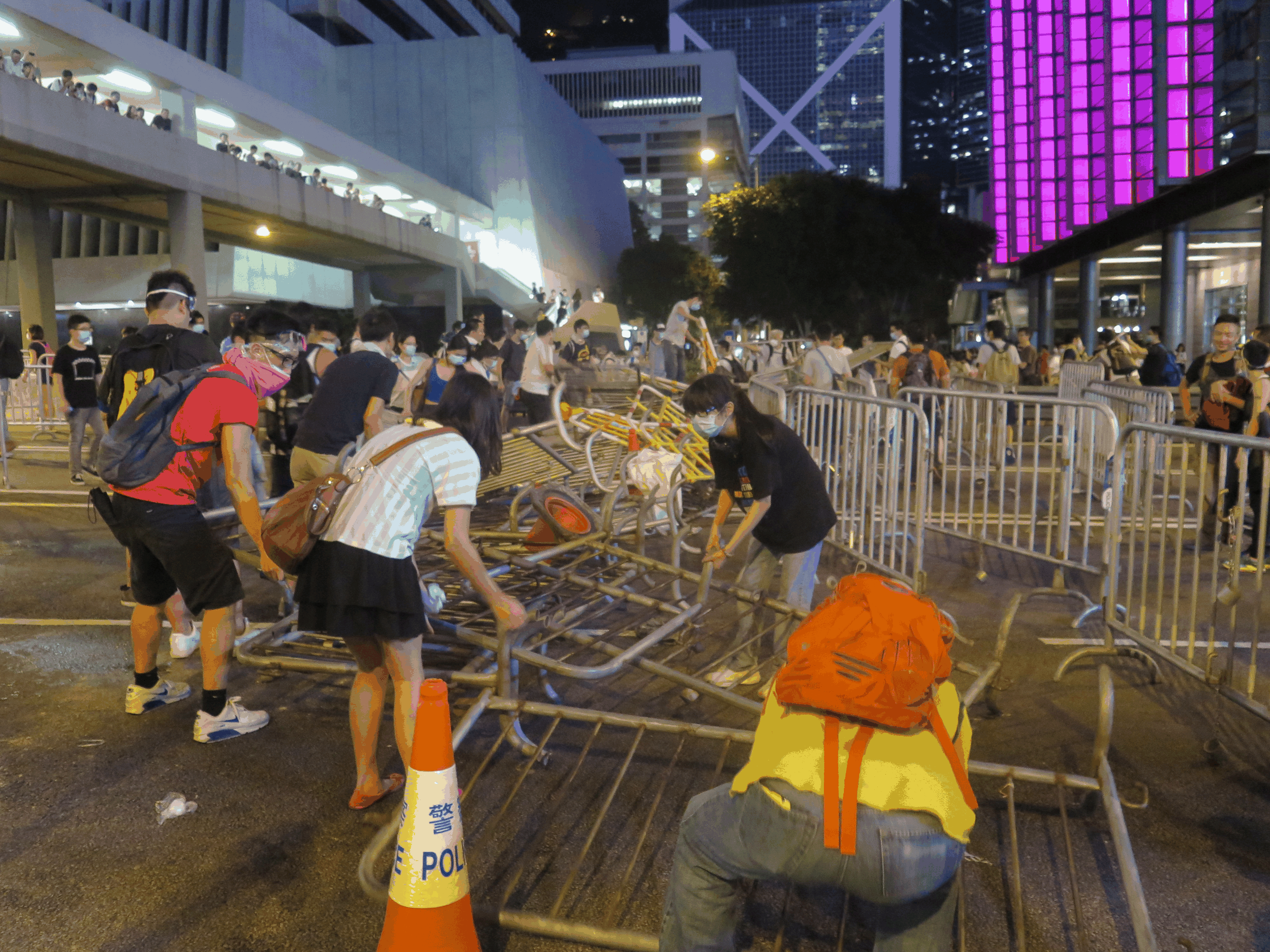 Die Protestierenden erstellen Barrikaden.