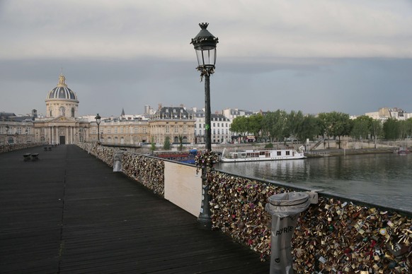Ein Stück des Geländers der berühmten Pont des Arts gab letzten Juni unter dem Gewicht der vielen Schlösser nach. Nun sieht sich die Stadt zum Handeln gezwungen.&nbsp;