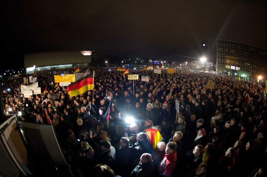 An der jüngsten Pegida-Demonstration in Dresden nahmen 15'000 Menschen teil.