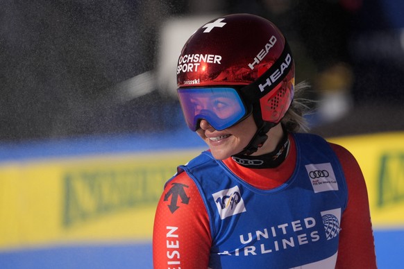 Nachrichten Linkding Switzerland's Corinne Suter reacts after competing in the women's World Cup downhill skiing race, Saturday, Dec. 14, 2024, in Beaver Creek, Colo. (AP Photo/Robert F. Bukaty)