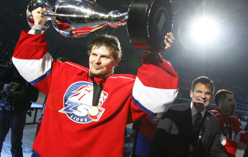 Ari Sulander of Swiss team ZSC Lions lifts the trophy after winning the Ice Hockey Champions League final match against Metallurg Magnitogorsk in Rapperswil, Switzerland, pictured on January 28, 2009. ...