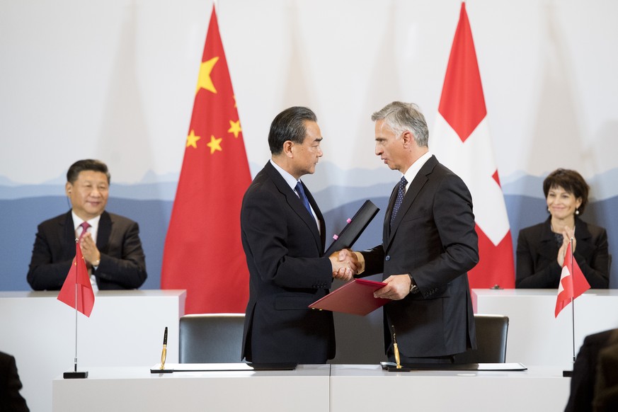 Wang Yi, Foreign Minister of the People&#039;s Republic of China, second from left, and Swiss Minister Didier Burkhalter of the Department of Foreign Affairs, third from left, shake hands, next to Chi ...