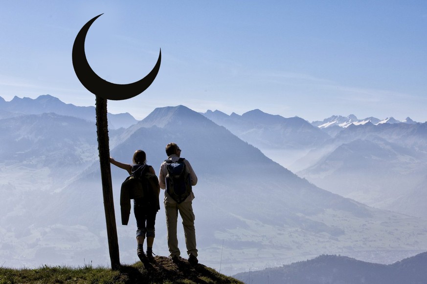 Wanderer geniessen die Aussicht auf die Innerschweiz beim Aufstieg auf die Rigi am Samstag, 3. Oktober 2009 oberhalb Weggis. (KEYSTONE/Alessandro Della Bella)