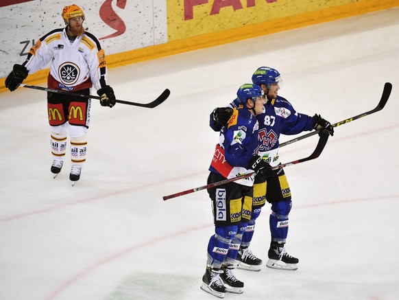 Die Bieler Matthias Rossi und Marco Pedretti, rechts, beobachtet vom Tessiner Topskorer Linus Klasen, links, bejubeln den zweiten Sieg in Folge beim Eishockeyspiel der National League A zwischen dem E ...