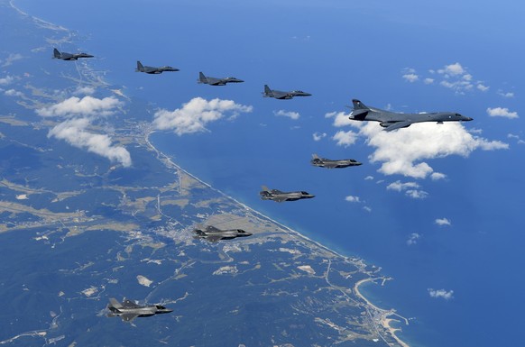 epa06211840 A handout photo made available by the South Korea Defense Ministry on 18 September 2017 shows South Korean F-15K combat planes (top, L), a U.S. Air Force B-1B bomber plane (C-R) and F-35B  ...