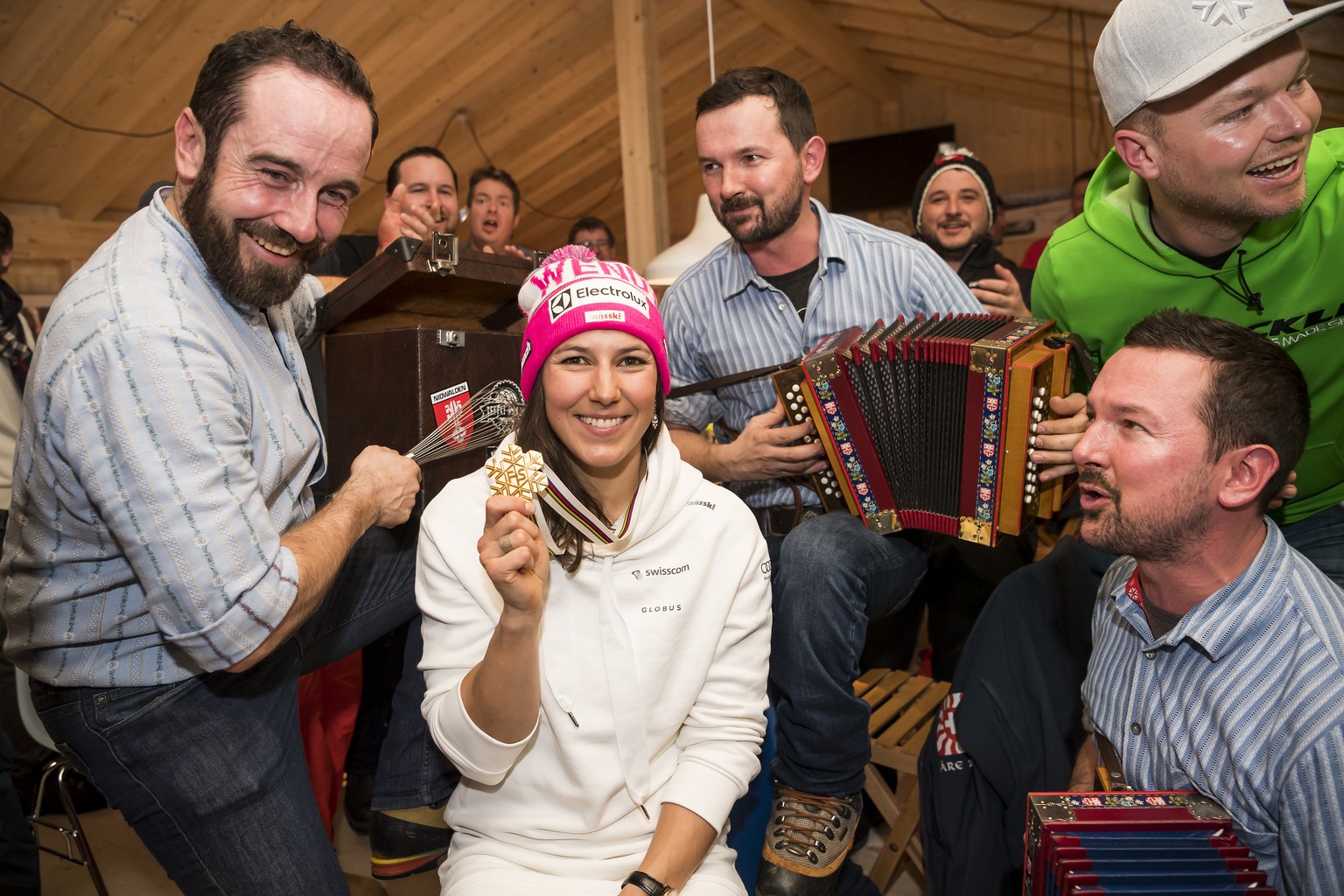 Nachrichten Linkding Wendy Holdener of Switzerland, gold medal, celebrates with musicians at the House of Switzerland during the medals ceremony after the Alpine Combined at the 2019 FIS Alpine Skiing World Championships  ...