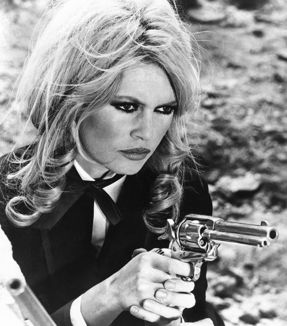 Brigitte Bardot in der Rolle der Gräfin Irina Lazaar ist bereit, ihren ersten Apachen abzuknallen. In «Shalako» spielte die schöne Blondine an der Seite von Sean Connery, Stephen Boyd und Jack Hawkins ...