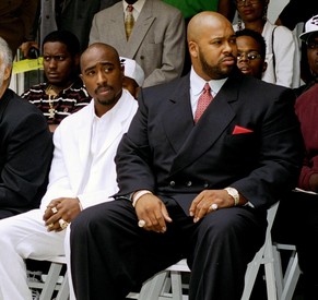 1996: Suge Knight (der Turm rechts) mit Tupac Shakur (das Bürschchen links). Knight sass ebenfalls im Wagen, als Tupac im September 1996 erschossen wurde.