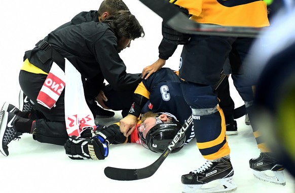Lugano’s player Julien Vauclair lies injured on the ice during the Champions League 2016 HC Lugano against Adler Mannheim, at the ice stadium Resega in Lugano, Switzerland, Wednesday, September 07, 20 ...