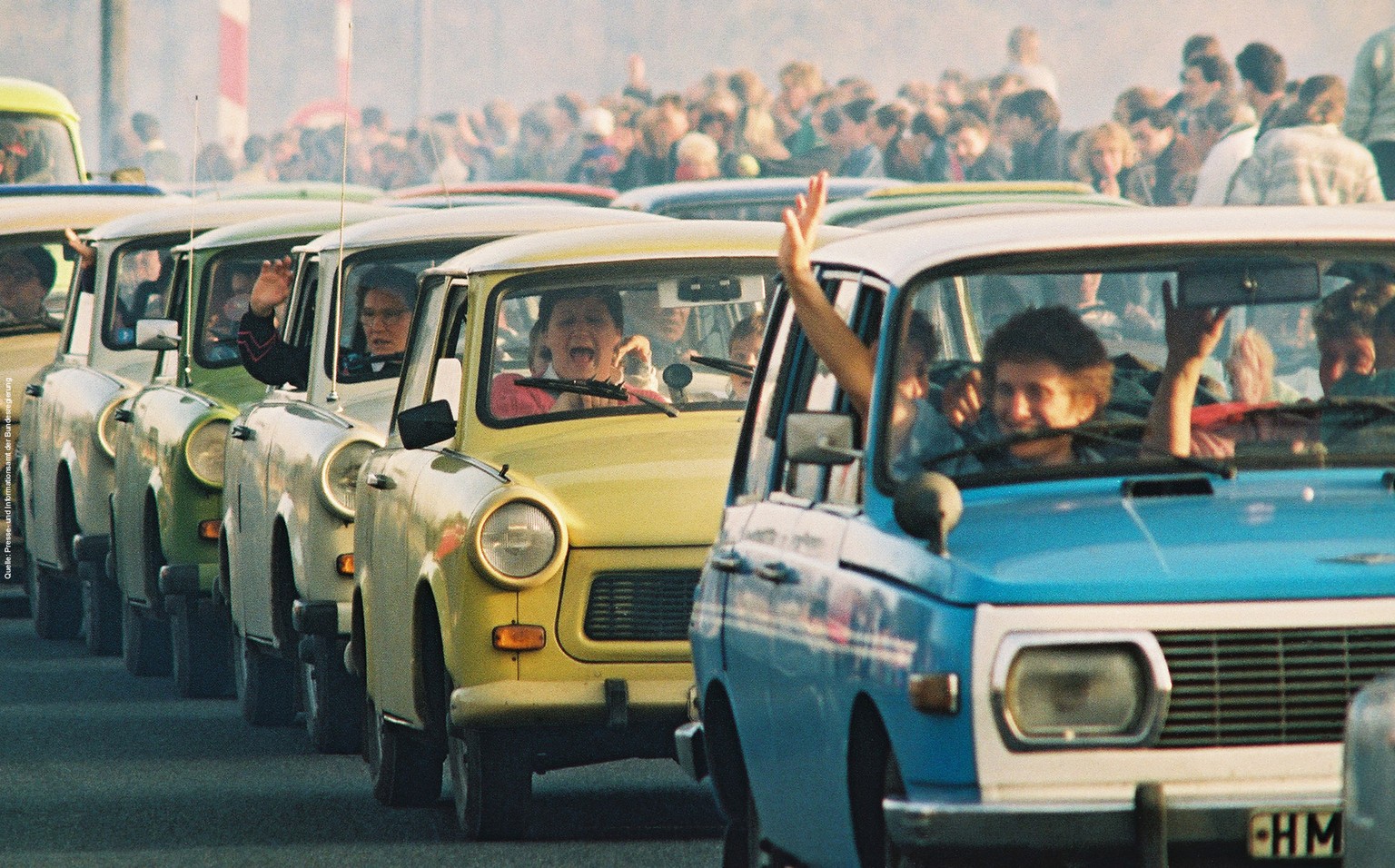 In ihren Autos einreisende DDR-Bürger am Grenzübergang Helmstedt/Marienborn.