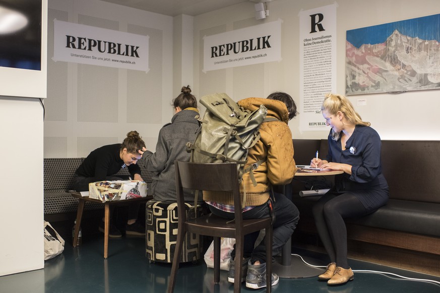 Menschen beteiligen sich am Crowdfunding des digitalen Magazins &quot;Republik&quot; von Project R, aufgenommen am Mittwoch 26. April 2017 in Zuerich. (KEYSTONE/Ennio Leanza)