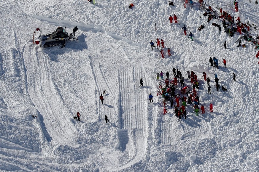epa05791212 An aerial view of rescue crews working to search for victims of an avalanche near the French ski resort of Tignes, Rhone-Alpes region, France, 13 February 2017. At least four people died i ...