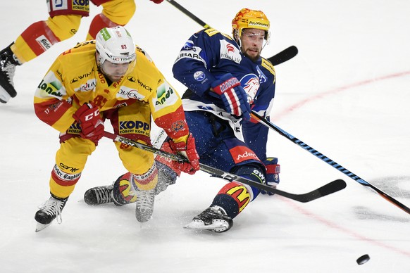 Der Zuercher Robert Nilsson, rechts, gegen den Bieler Mauro Dufner, links, beim Eishockeyspiel der National League ZSC Lions gegen den EHC Biel im Hallenstadion in Zuerich am Freitag, 22. September 20 ...