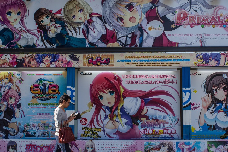 Manga-Videos und Bücher sind in Japan äusserst beliebt. Hier geht ein Mann im Tokioter Stadtteil Akihabara an entsprechenden Werbeplakaten vorbei. &nbsp;