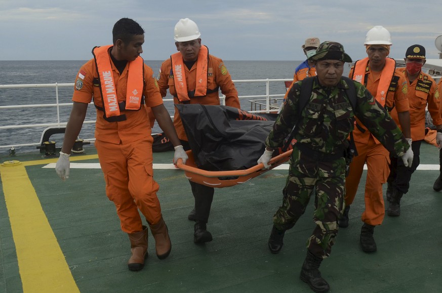 Rettungskräfte bergen eine Leiche vor der Küste Sulawesis.