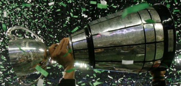 In Kanada ist alles ein bisschen grösser. Nur die Verhältnisse sind ein wenig komisch. Der eigentliche Pokal ist etwa 1/3 des ganzen Ungetüms. Pokal: Canadian Football League (CFL).